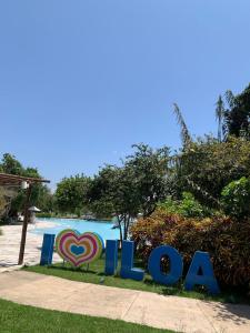 uma placa que diz que eu amo em frente a uma piscina em Suíte com varanda no iloa - sem enxoval na Barra de São Miguel