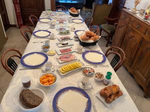 una larga mesa llena de comida en una mesa en Le Prangeleux en Tenneville