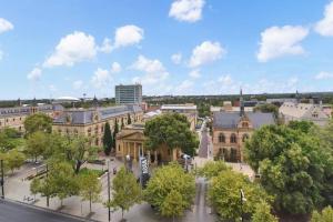 uma vista superior de uma cidade com edifícios e árvores em Light & Airy 3 Bd CBD Apt: BalconyTramWifi/Parking em Adelaide