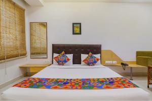Rúm í herbergi á FabHotel Aamantran & Banquet Halls - Nr RTC X Roads Metro Station