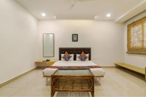 sypialnia z dużym łóżkiem w pokoju w obiekcie FabHotel Aamantran & Banquet Halls w mieście Hajdarabad