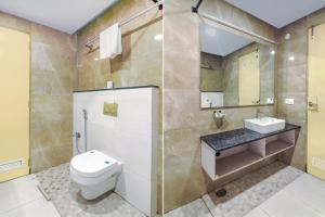 ハイデラバードにあるFabHotel Aamantran & Banquet Hallsのバスルーム(トイレ、洗面台付)