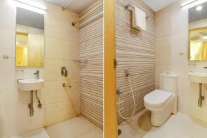 Baðherbergi á FabHotel Aamantran & Banquet Halls - Nr RTC X Roads Metro Station
