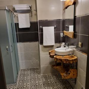 ein Bad mit einem Waschbecken und einer Dusche in der Unterkunft Olivia1845 Guest House Ayvalık in Ayvalık