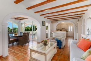 uma sala de estar com um sofá e uma mesa em Villa Blasco - PlusHolidays em Calpe