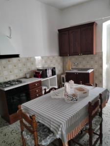 una cucina con tavolo e piano cottura forno superiore di Don Aniello Alloggio Turistico a Sulmona