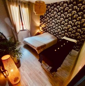 1 dormitorio con cama y piano en Suite privée avec BALNEO (Jacuzzi ou baignoire). en Yvetot