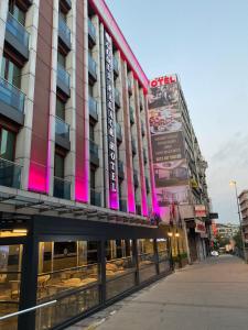 un edificio con luci rosa sul lato di Gumus Palace Hotel a Istanbul