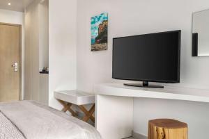 A television and/or entertainment centre at TRYP by Wyndham Corfu Dassia