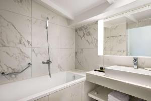 A bathroom at TRYP by Wyndham Corfu Dassia