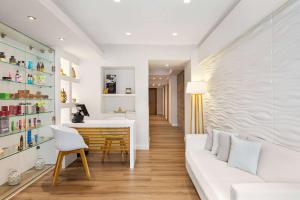 A seating area at TRYP by Wyndham Corfu Dassia
