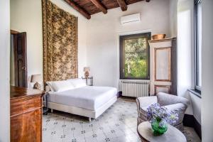 マッサ・ルブレンセにあるVilla Aragonaのベッドルーム1室(ベッド1台、ソファ、テーブル付)