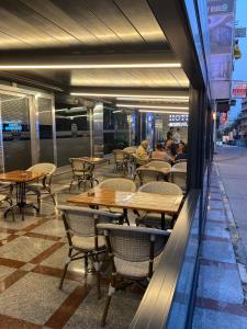 um restaurante com mesas e cadeiras em frente a um edifício em Gumus Palace Hotel em Istambul