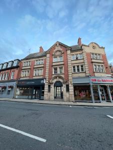 um grande edifício de tijolos ao lado de uma rua em Coppergate Apartments em York