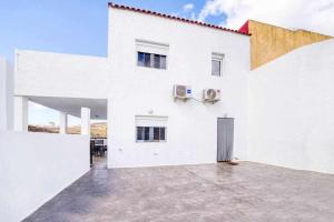 ein großes weißes Gebäude mit einem großen Innenhof in der Unterkunft Villa Adrián in Las Palmas de Gran Canaria