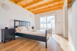ein Schlafzimmer mit großem Bett und Holzdecke in der Unterkunft Villa Adrián in Las Palmas de Gran Canaria + 36 Fotos