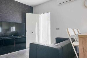 ein Wohnzimmer mit Sofa und Fernseher in der Unterkunft Villa Adrián in Las Palmas de Gran Canaria