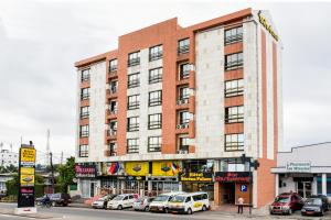 un gran edificio con coches estacionados frente a él en Séréna Hôtel en Douala