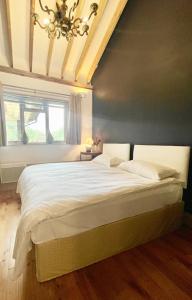 Postel nebo postele na pokoji v ubytování Tree Tops Holiday Let & Sauna South Downs West Sussex Sleeps 10