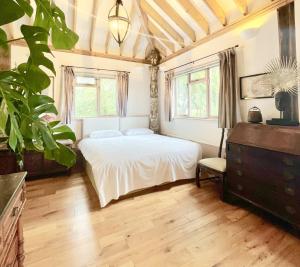 Postel nebo postele na pokoji v ubytování Tree Tops Holiday Let & Sauna South Downs West Sussex Sleeps 10