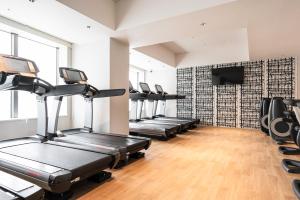 una fila di tapis roulant in una sala fitness di The Strings by InterContinental, Tokyo by IHG a Tokyo Altre 37 foto