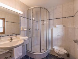 Kopalnica v nastanitvi Hotel Kössler + 25 fotografij