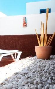 une table avec un pot et des bâtons de bambou dans l'établissement Casa Paca - Your Private Oasis in Lanzarote - Paradise by the Sea, à Playa Blanca