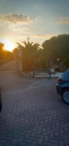 um carro estacionado num parque de estacionamento com o pôr do sol em Vigna Sul Mare em Marina Palmense