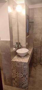 uma casa de banho com um lavatório e um espelho em Vigna Sul Mare em Marina Palmense