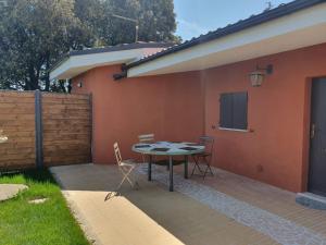 a patio with a table and chairs next to a house at Vigna Sul Mare in Marina Palmense
