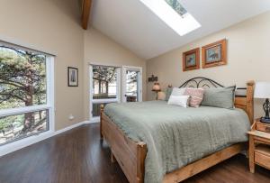une chambre avec un lit et deux fenêtres dans l'établissement Cedar Upper Condominium 3 Bedroom condo, à Estes Park