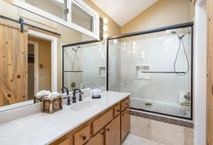 une salle de bain avec lavabo et douche dans l'établissement Cedar Upper Condominium 3 Bedroom condo, à Estes Park 31 autres photos