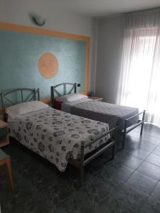 1 dormitorio con 2 camas y ventana en Hotel Residenza Delle Alpi, en Turín