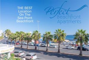 Elle offre une vue sur une rue bordée de palmiers et l'océan. dans l'établissement Perfect Beachfront Apartments, au Cap