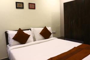 NagarbazarにあるTwelfth 9ightのベッドルーム1室(白いシーツと枕のベッド1台付)