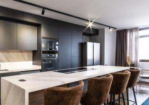 A kitchen or kitchenette at Poem Apartments, Las Canteras