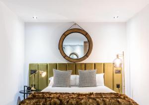 A bed or beds in a room at Poem Apartments, Las Canteras