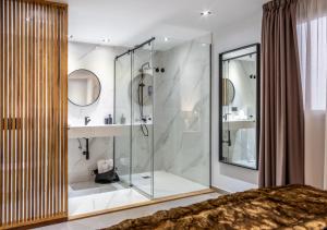 A bathroom at Poem Apartments, Las Canteras