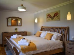 - une chambre avec un lit et des serviettes dans l'établissement Ryka Lodge, à Back