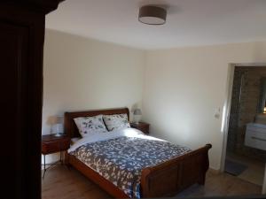1 dormitorio con 1 cama y 2 mesitas de noche en Le Mont d'Olivine, en Utelle