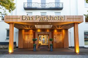 un bâtiment avec un panneau indiquant das palpoignée dans l'établissement Das Parkhotel, à Bad Wörishofen