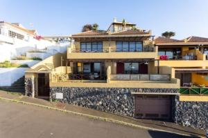 una imagen de una casa en Precioso Apto. con vistas al mar y puesta de sol, en Tacoronte