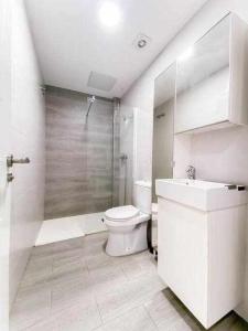 uma casa de banho com um WC, um chuveiro e um lavatório. em 3 rooms Pedregalejo Malaga em Málaga