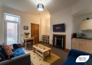 uma sala de estar com um sofá e uma mesa em Luke Stays - Grosvenor Road em Jesmond