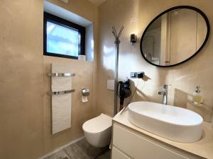 Koupelna v ubytování Luxusní apartmán v Praze Klánovicích na zahradě, 20 minut do centra Prahy