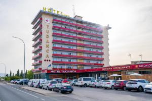 un grand hôtel avec des voitures garées dans un parking dans l'établissement Tudanca Miranda, à Miranda de Ebro