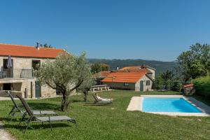 a yard with a swimming pool and a house at Casas d'Oliva in Caramulo