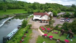 uma vista aérea de um restaurante ao lado de um rio em The Riverside inn em Saltford