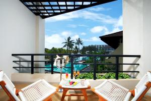 Bazén v ubytování NH Bentota Ceysands Resort nebo v jeho okolí