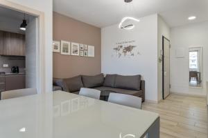 uma cozinha e uma sala de estar com um sofá em Terrazza Arrighi - Affitti Brevi Italia em Lucca